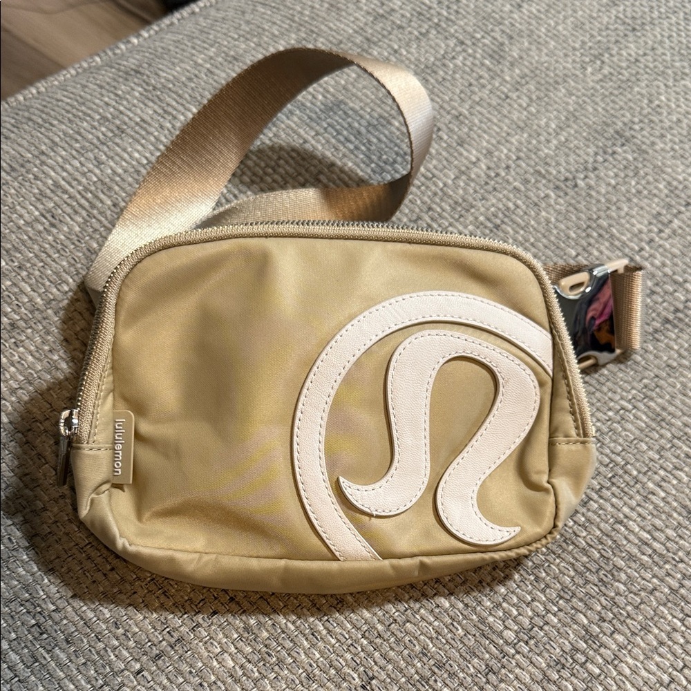 Lululemon Everywhere Belt Bag‎ Trench/White Opal Large Logo 1L
